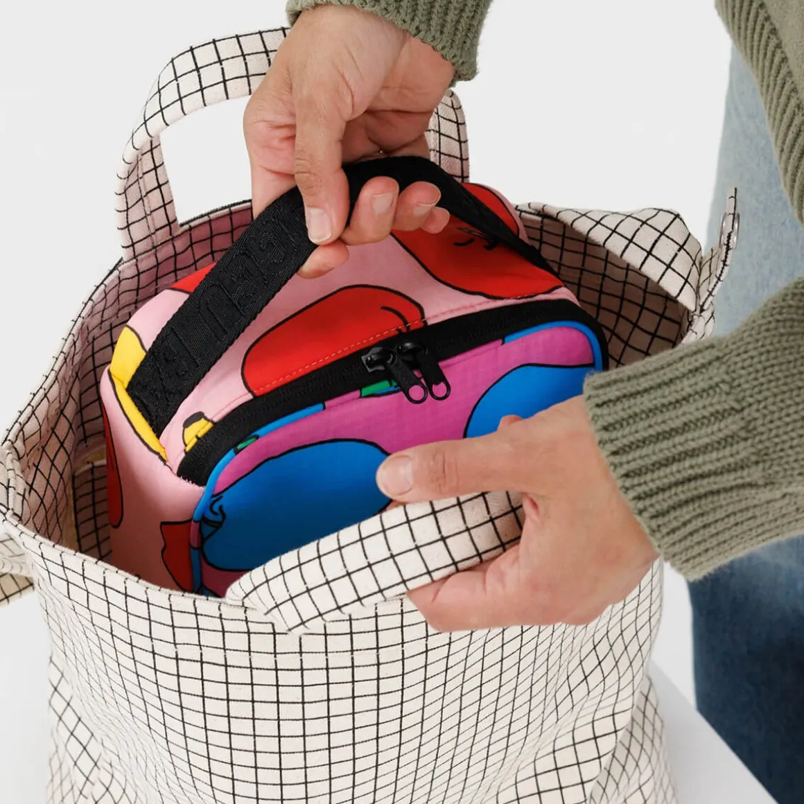 Lunch Box in Apples & Bananas by Baggu