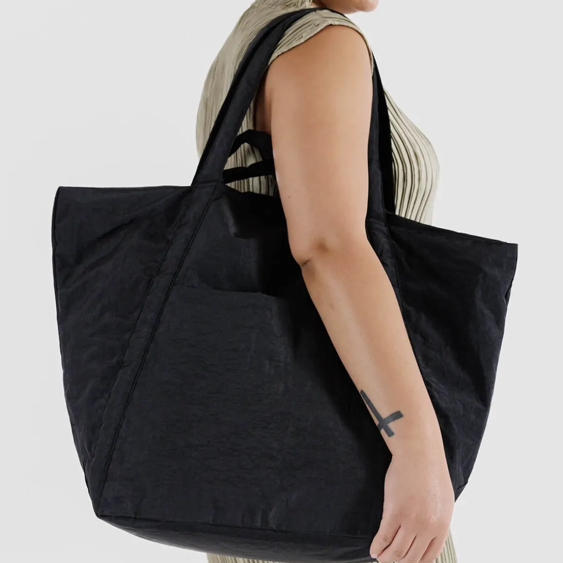 Travel Cloud Bag in Black by Baggu